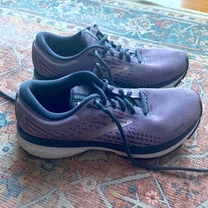 Brooks ghost running shoes good condition